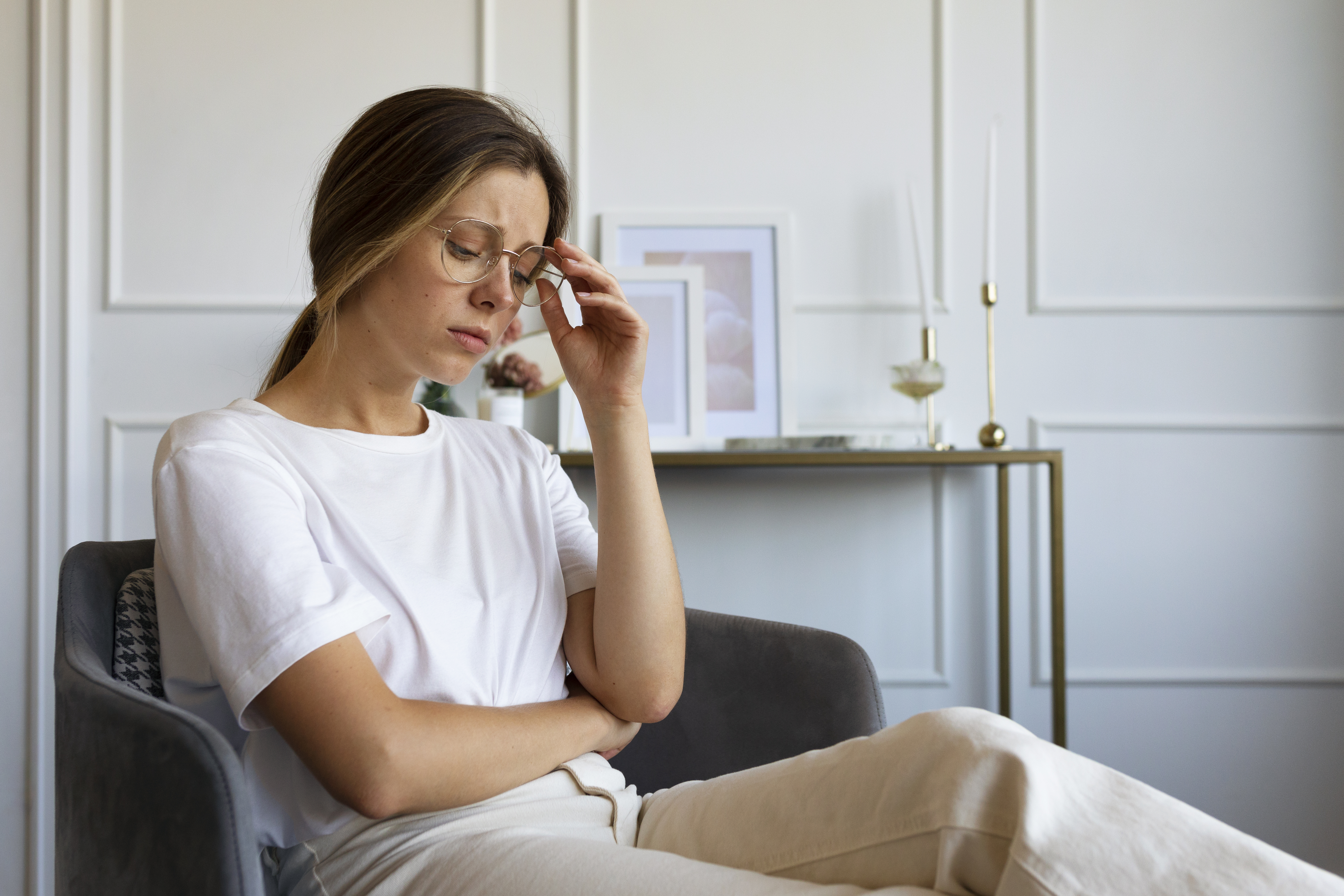 A sad woman with eyeglasses  | Source: Freepik