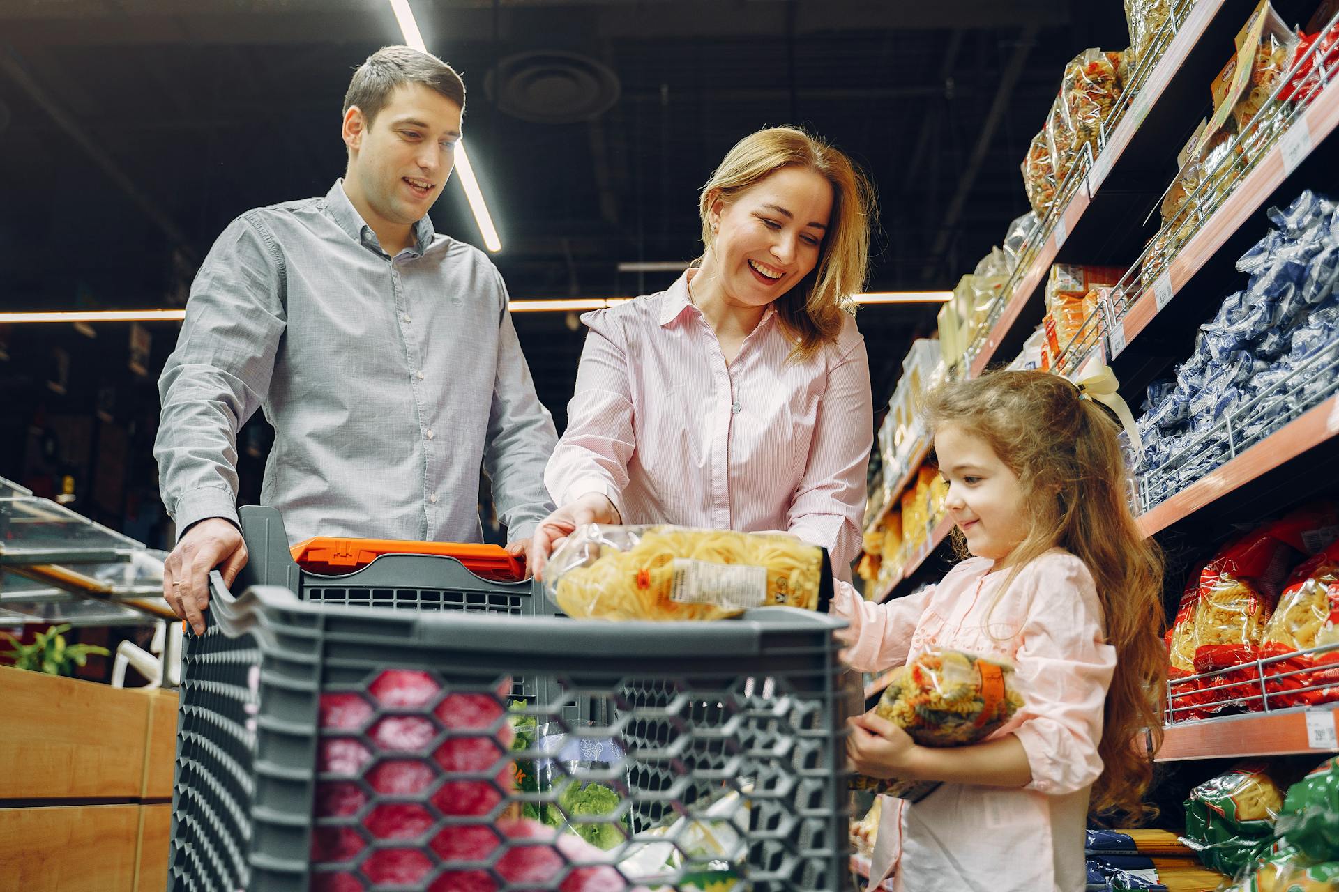 A family shopping | Source: Pexels