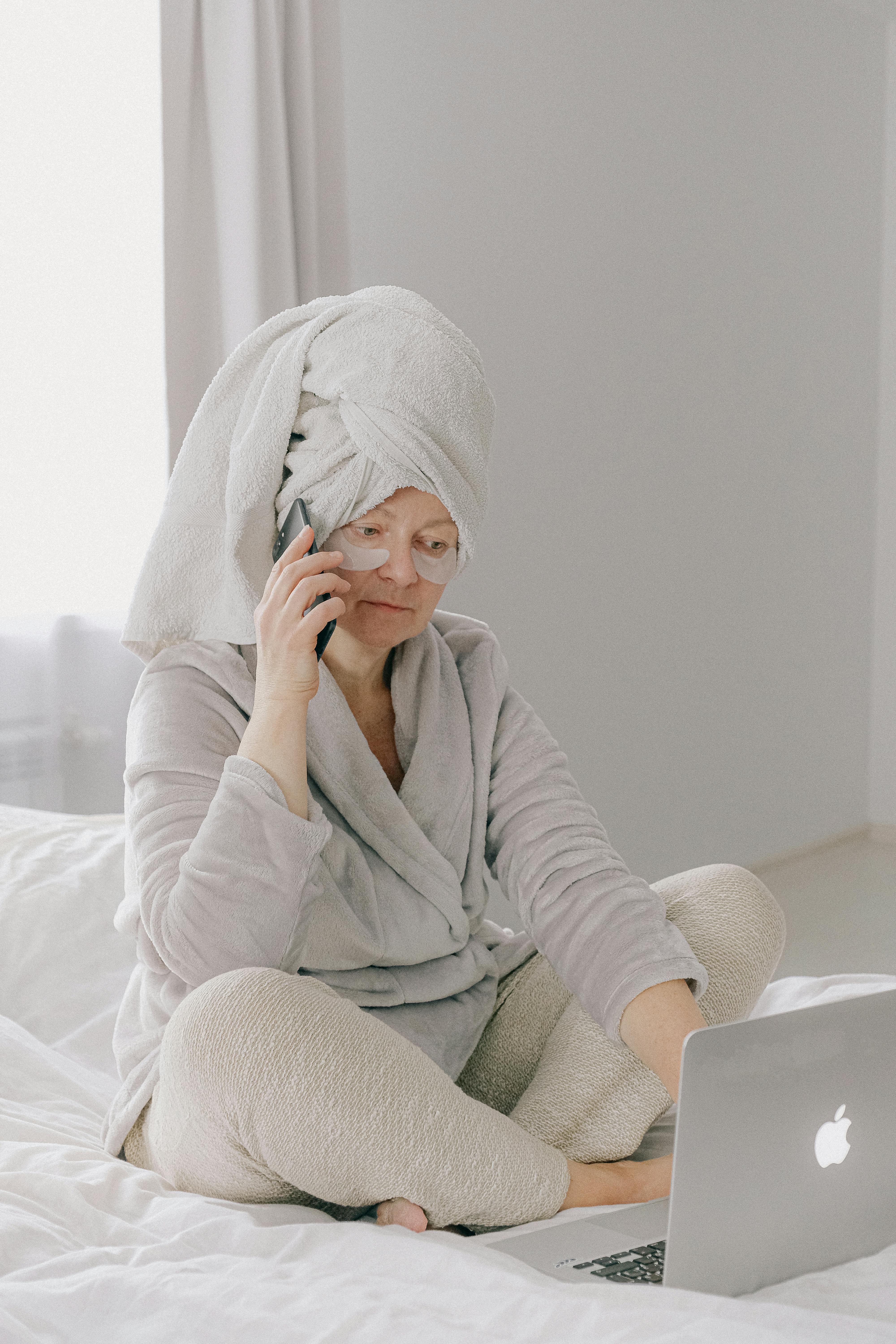 A concerned woman talking on the phone | Source: Pexels