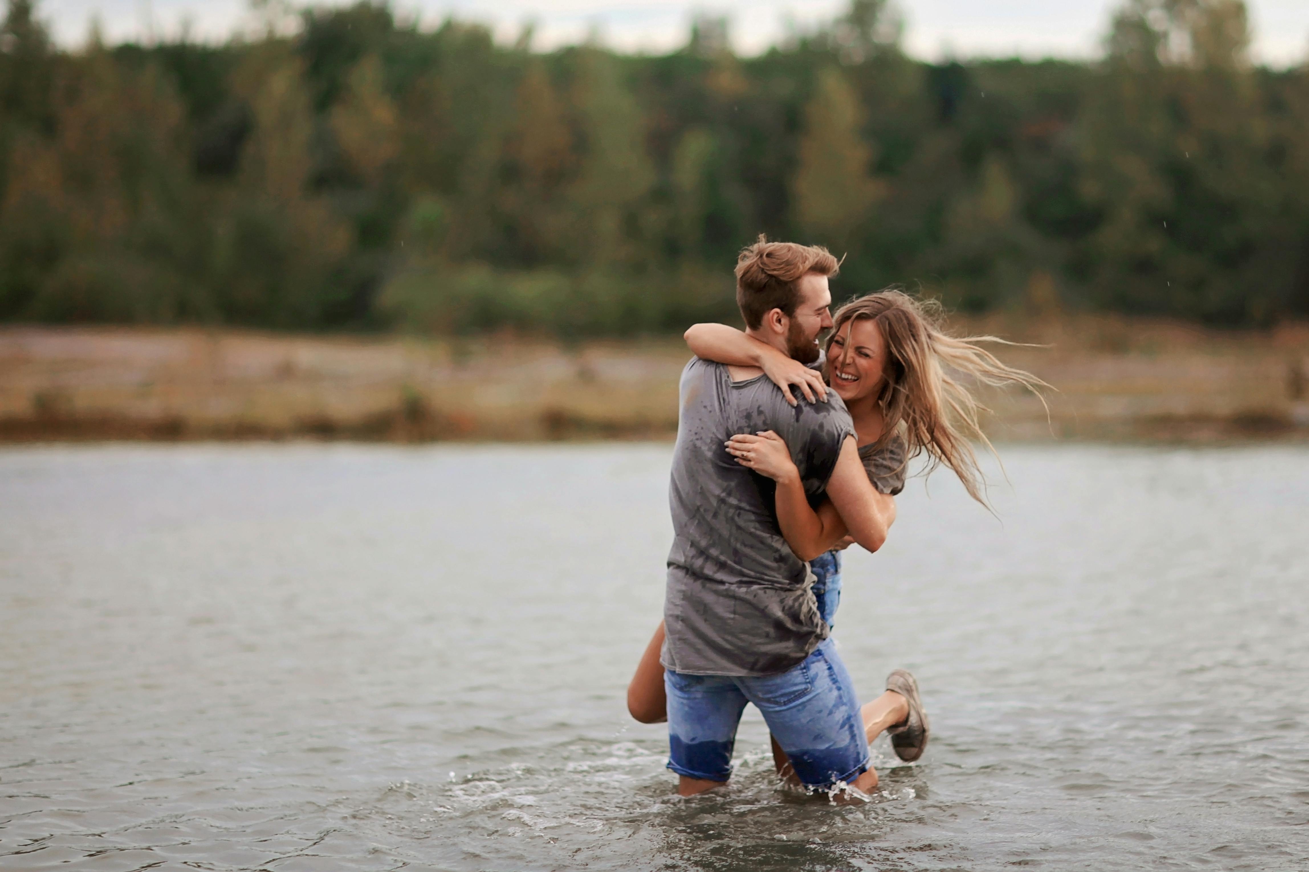 A couple embracing at the beach | Source: Pexels