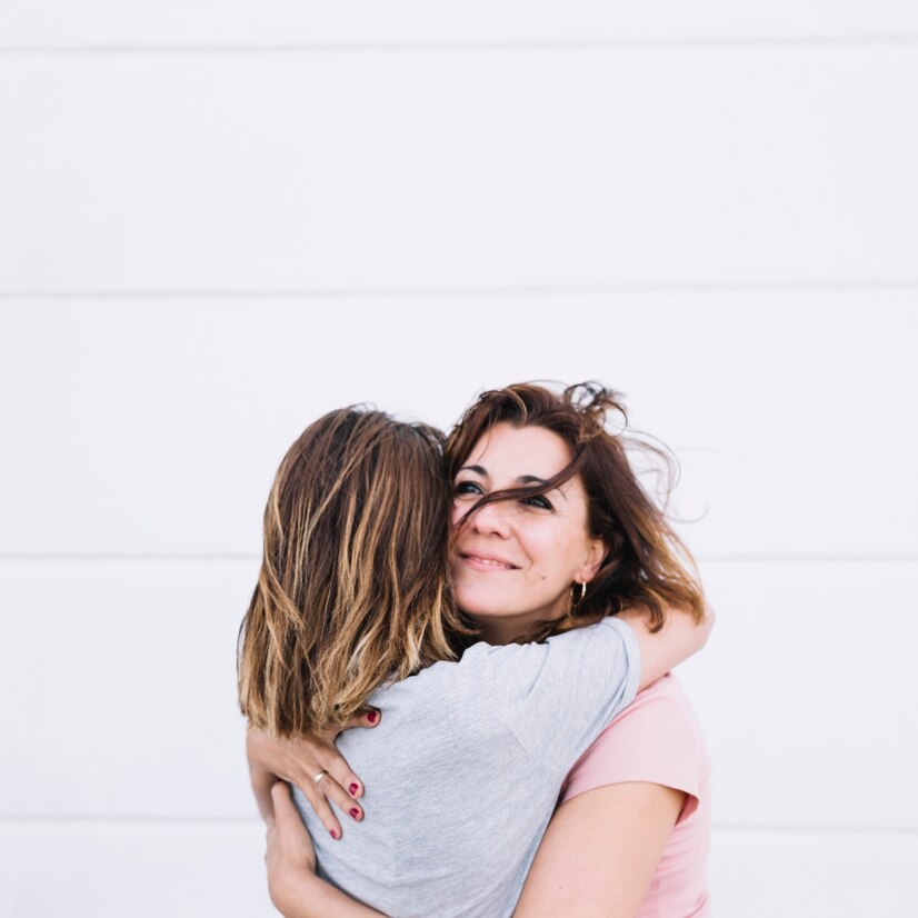 Two women hugging | Source: FreePik