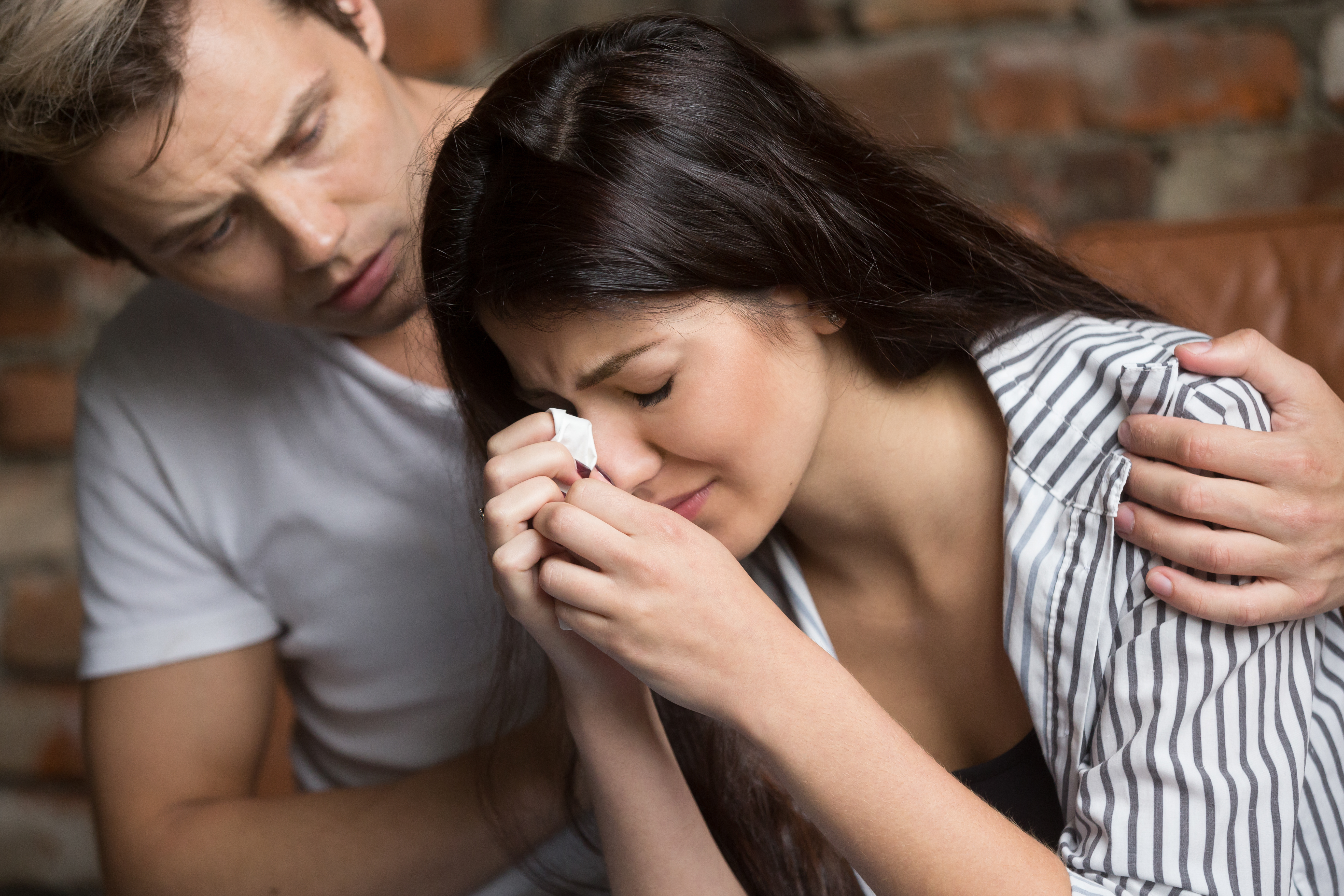 A man trying to comfort an upset woman | Source: Getty Images