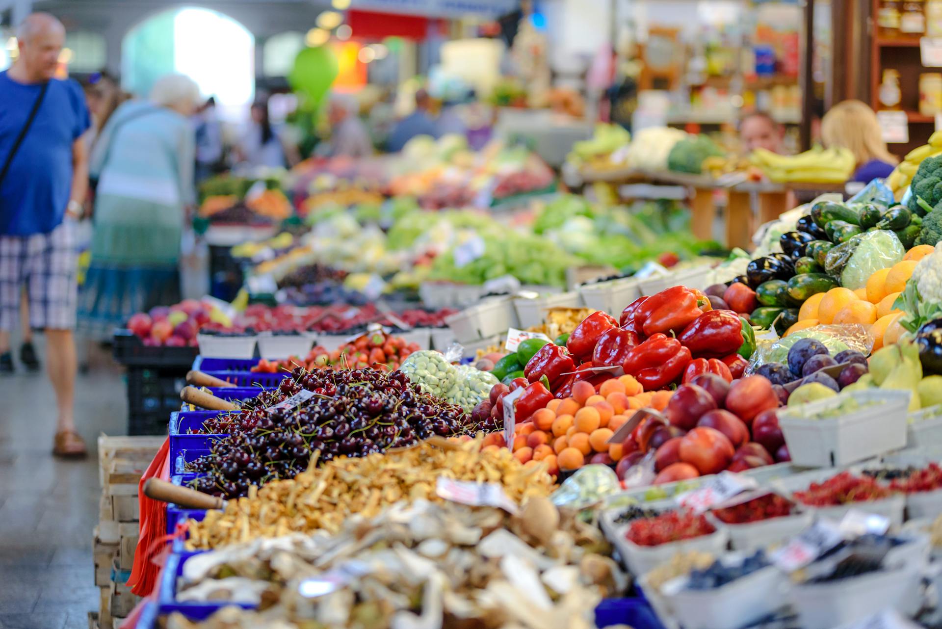 Vegetable stalls in a grocery store | Source: Pexels