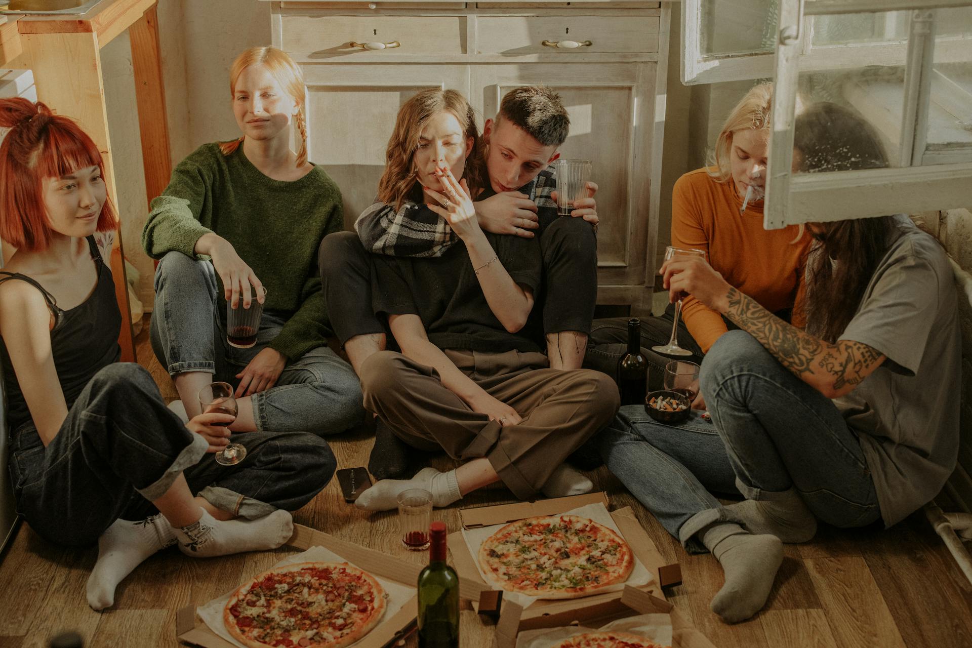 A group of people sitting together | Source: Pexels