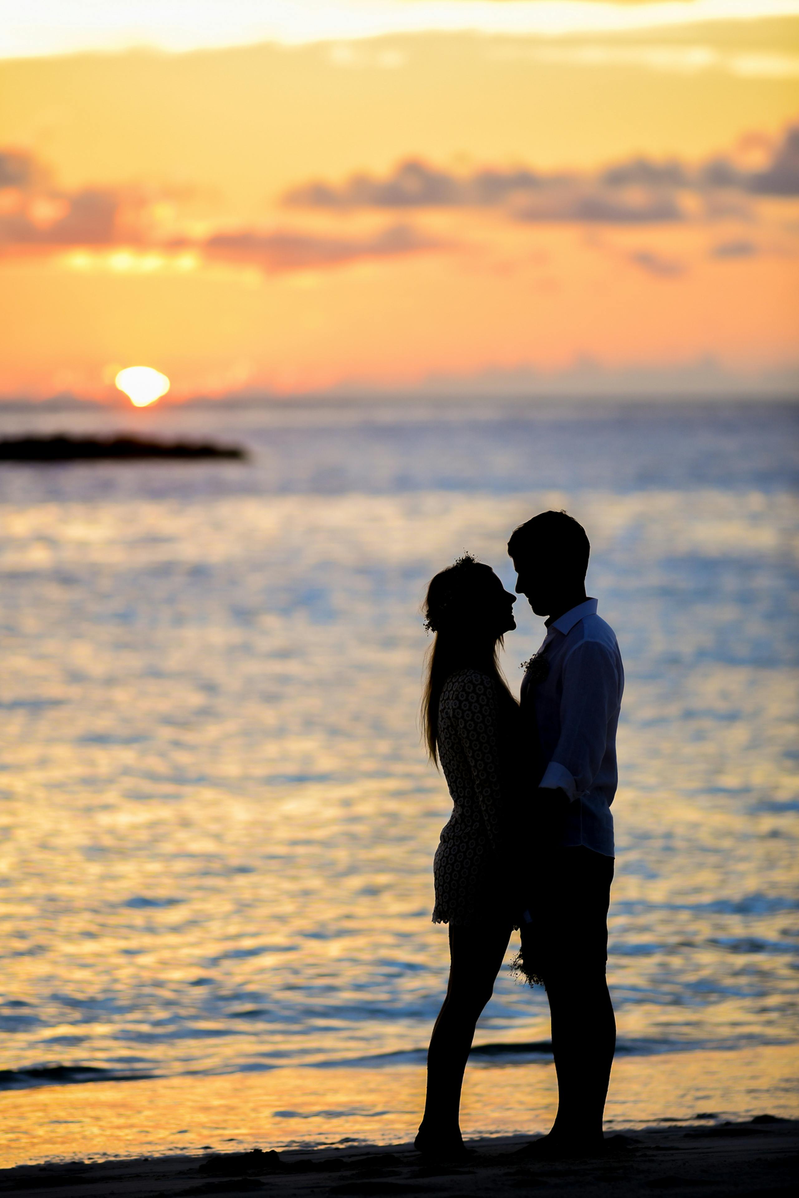 A couple by the beach | Source: Pexels