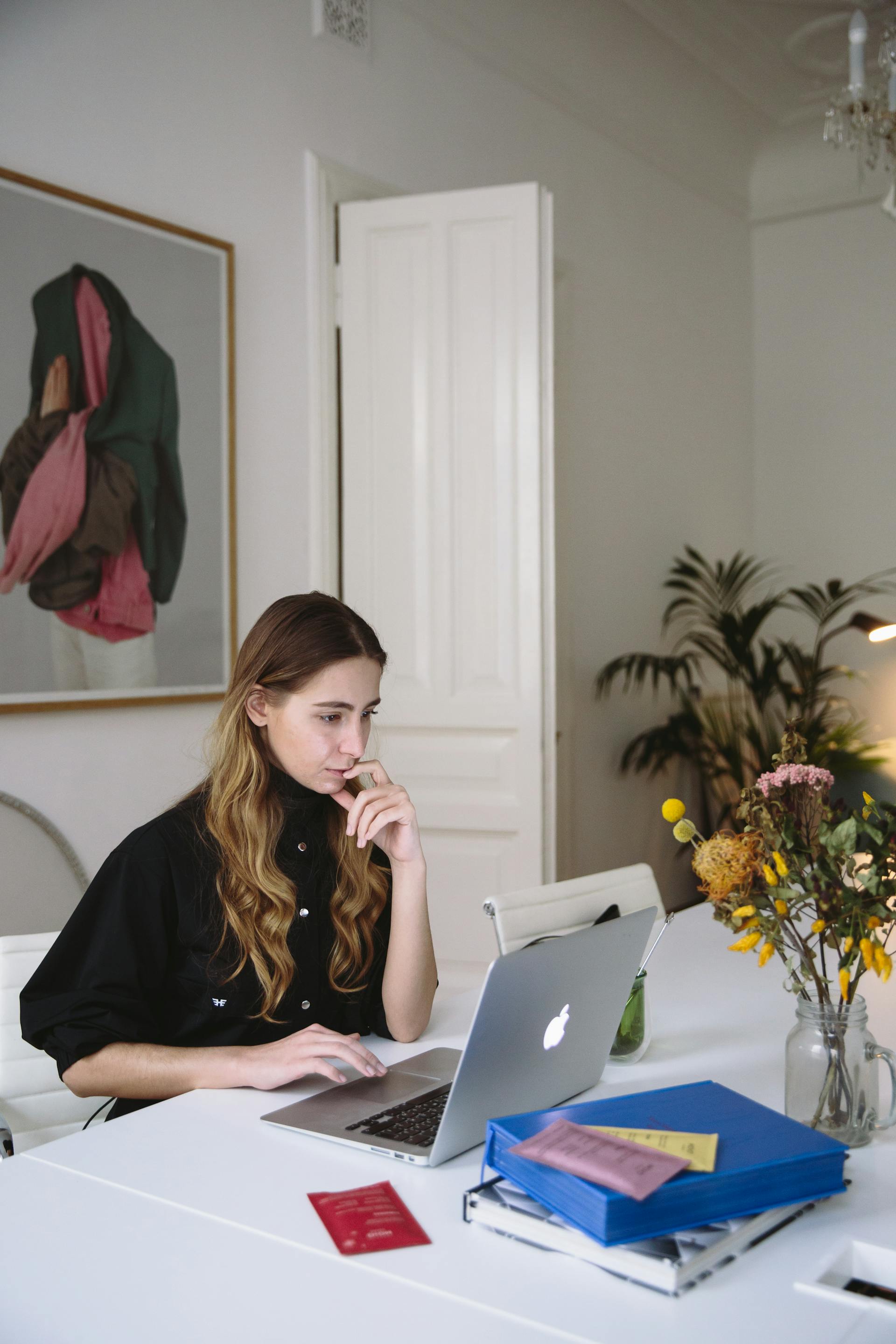 A woman working on her laptop | Source: Pexels