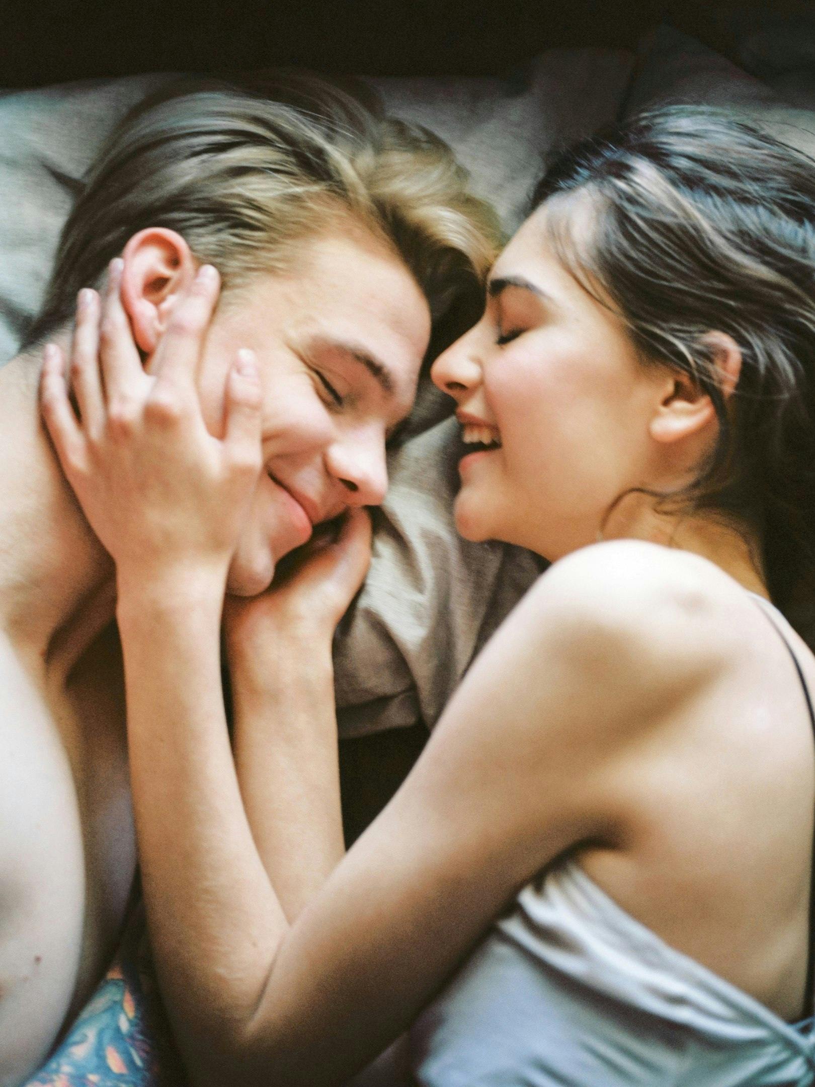 A happy couple in bed | Source: Pexels