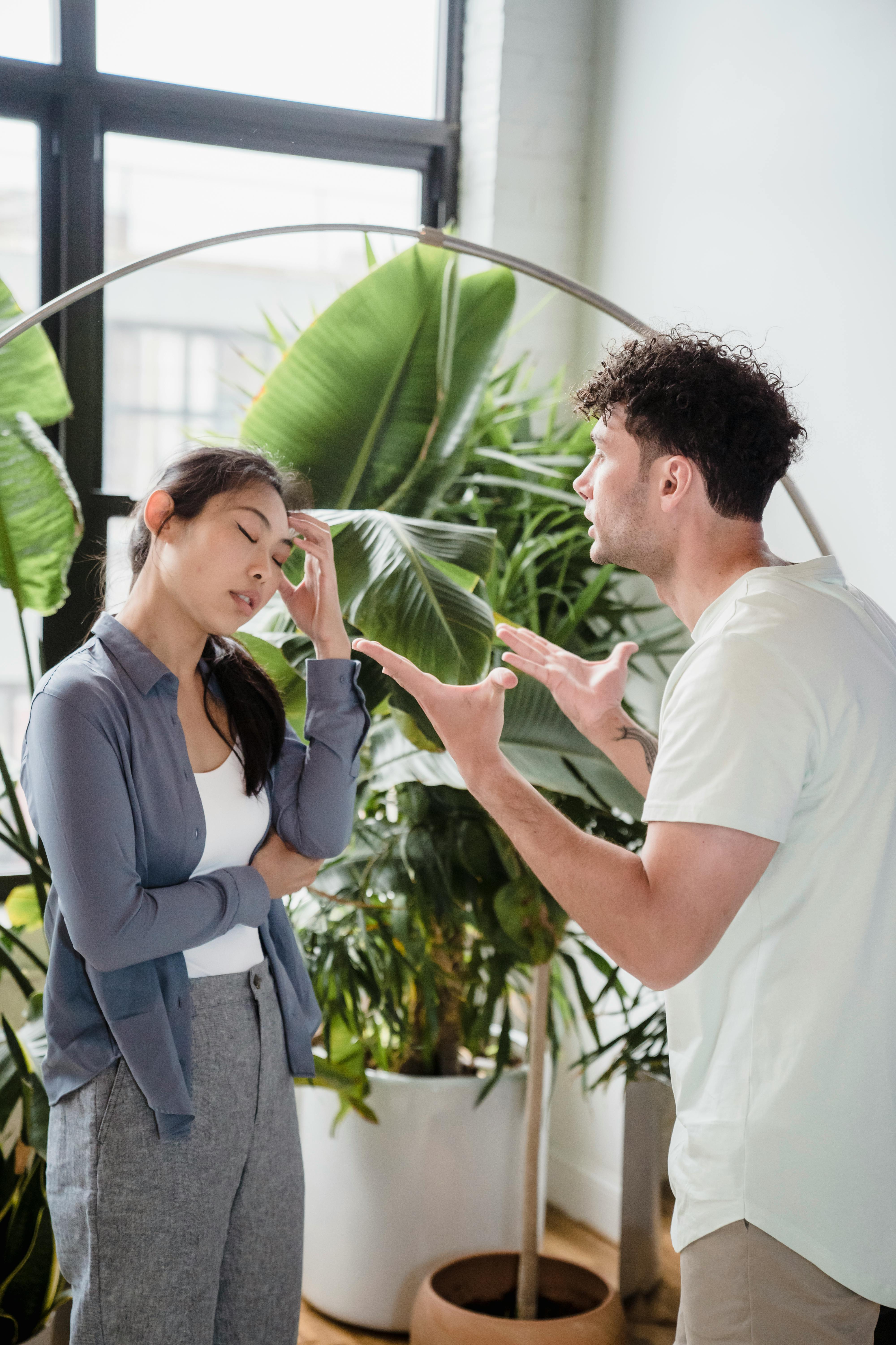 A man yelling at a woman | Source: Pexels