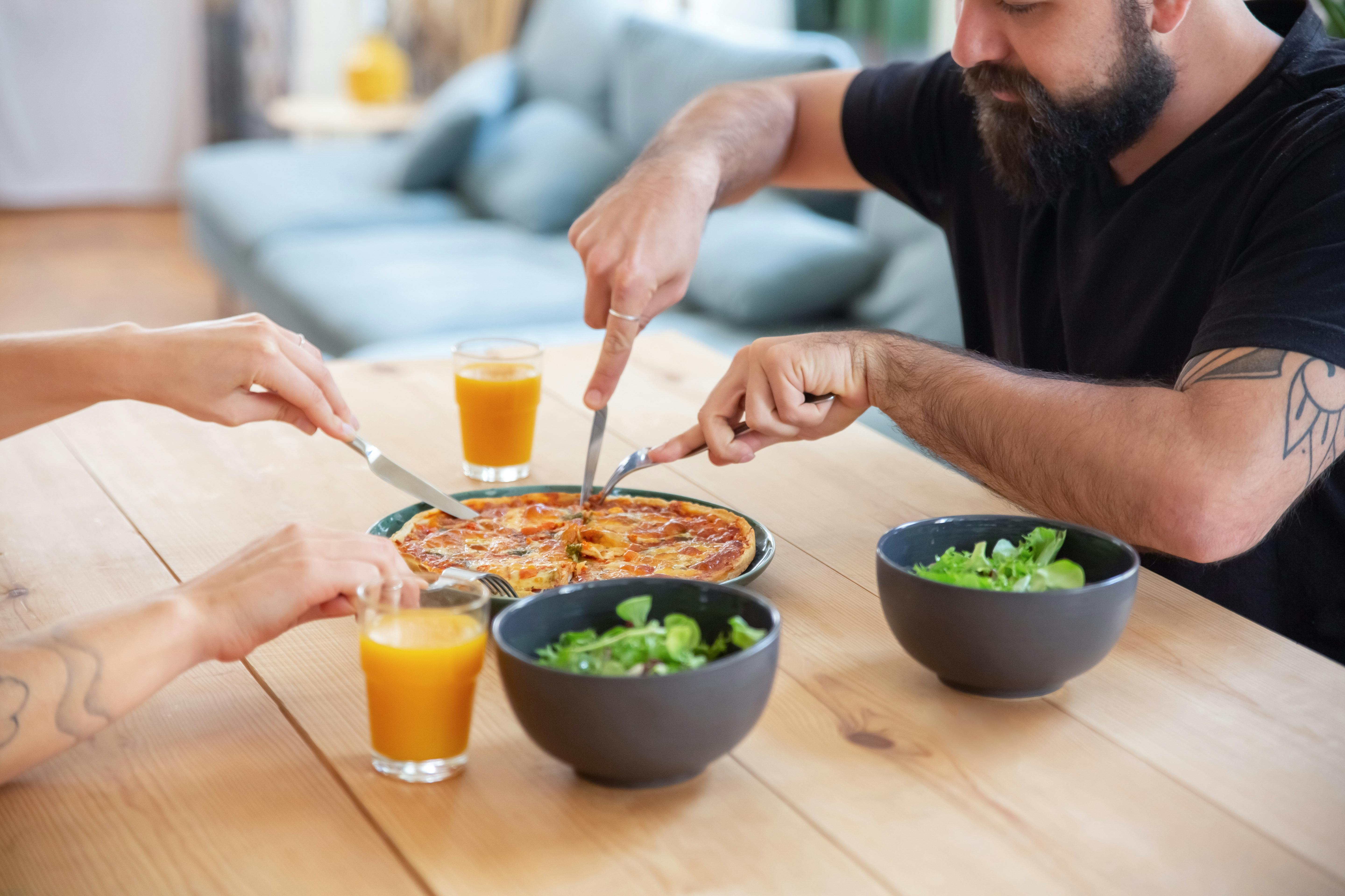 A couple sharing a pizza | Source: Pexels