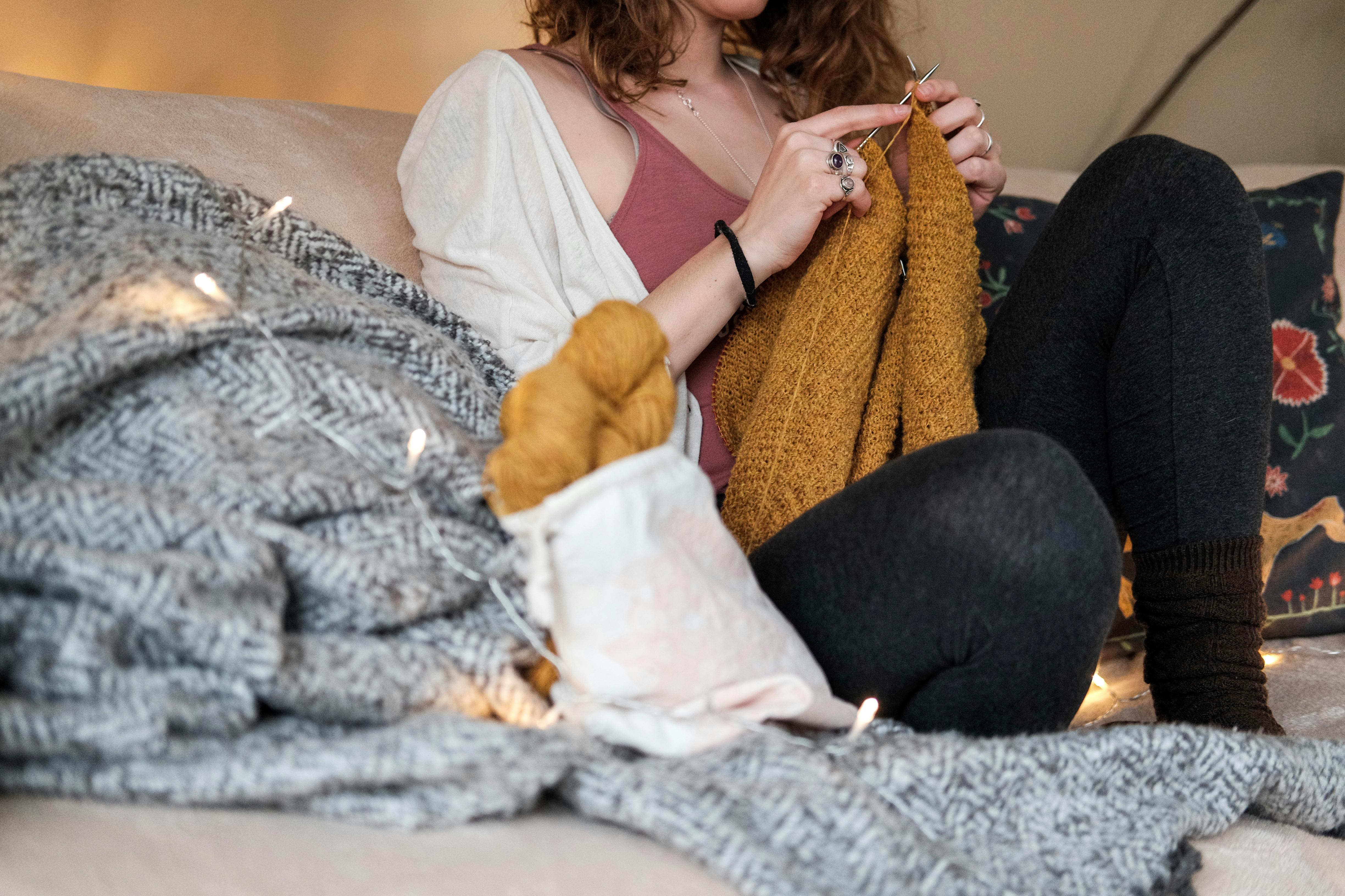 A girl knitting | Source: Pexels