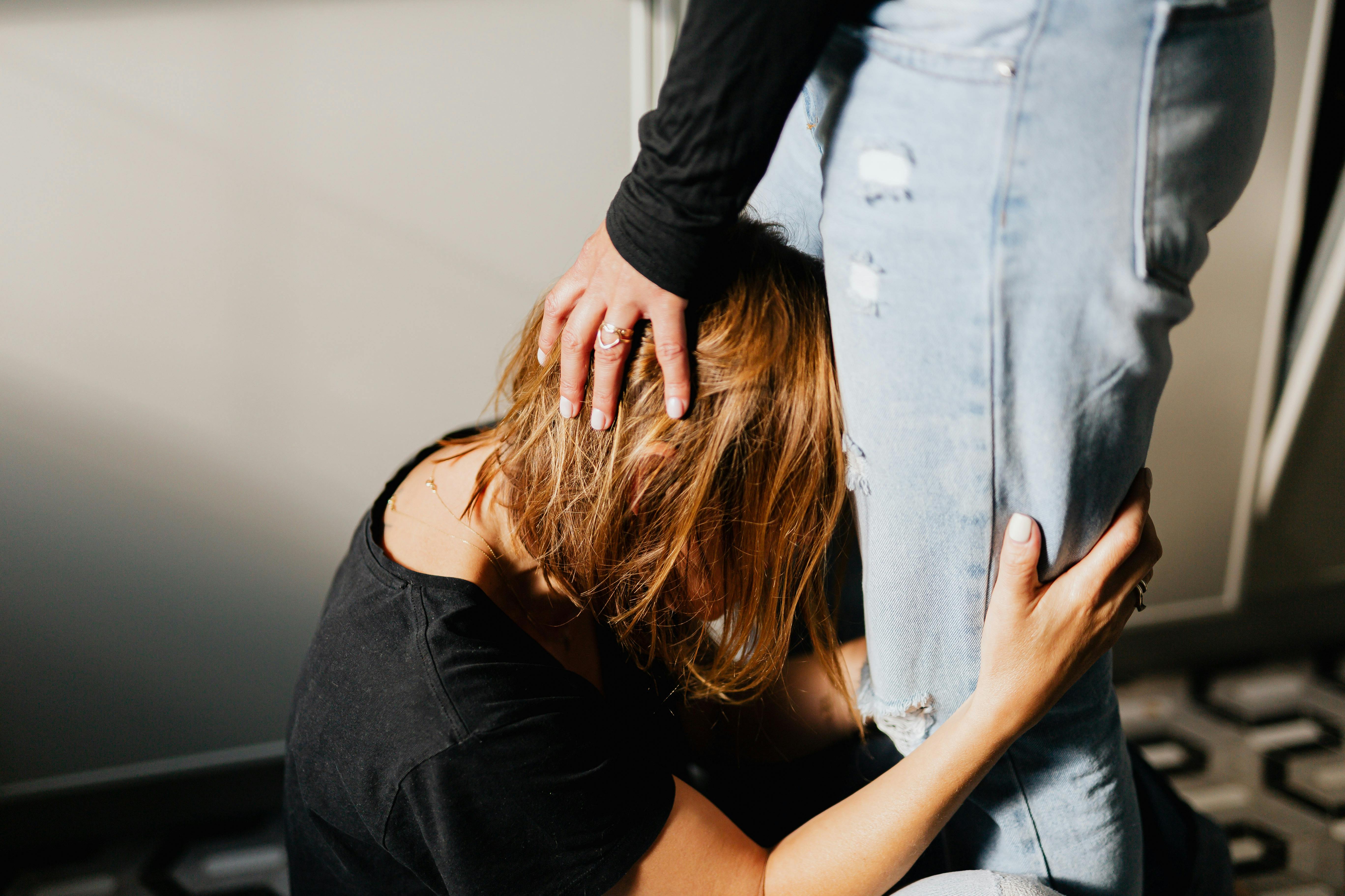 A person crying on the floor | Source: Pexels