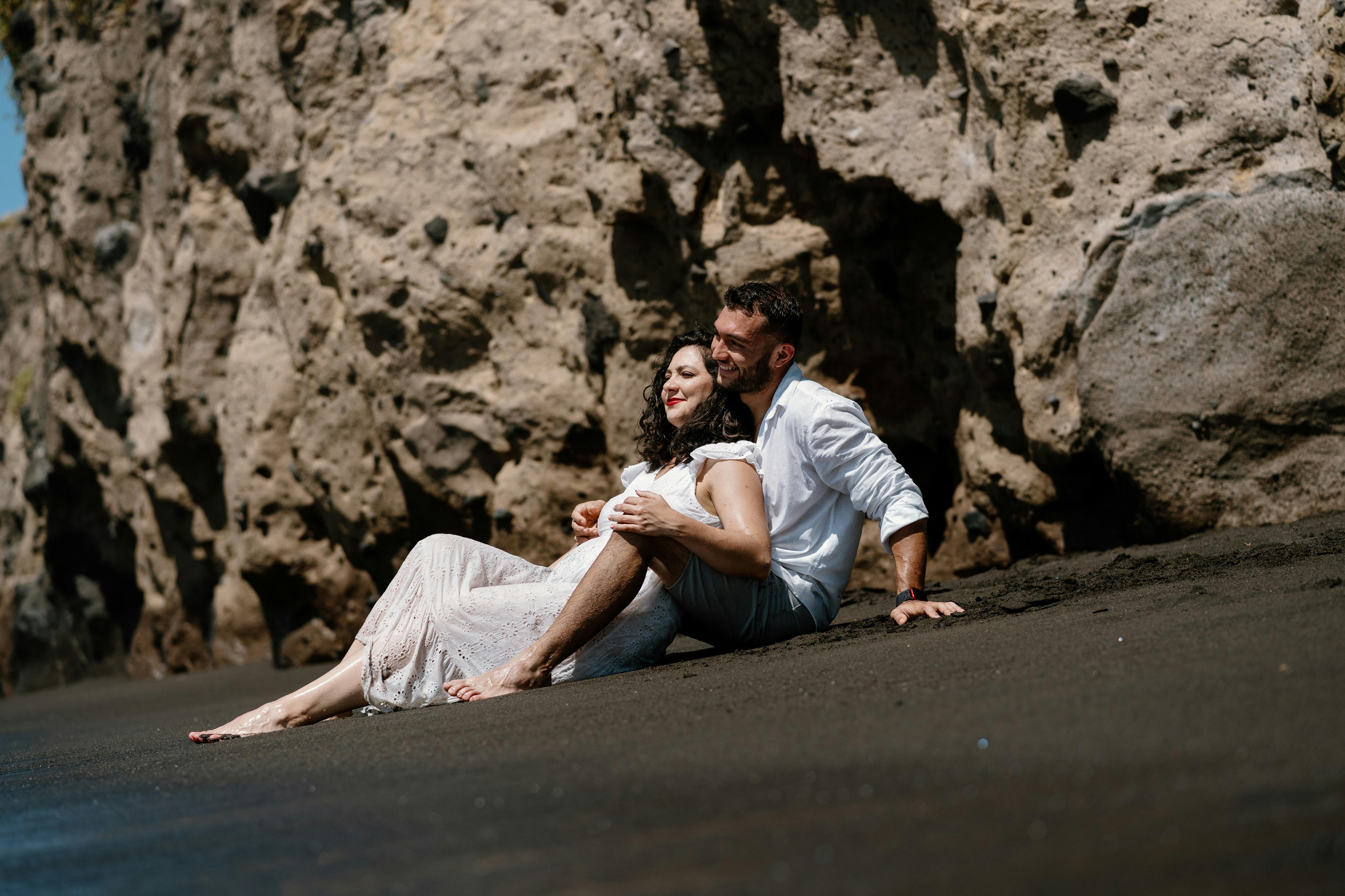 A couple sitting by the beach | Source: Pexels