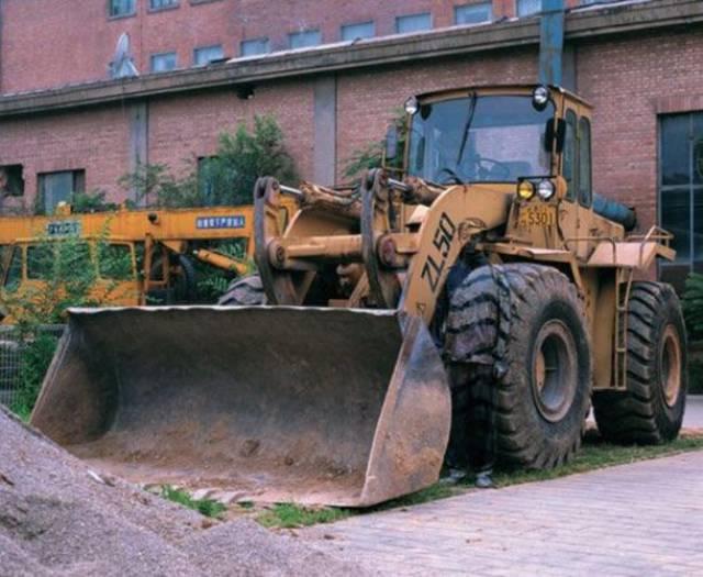  Did you spot the perfectly camouflaged ghost girl standing in front of the digger?