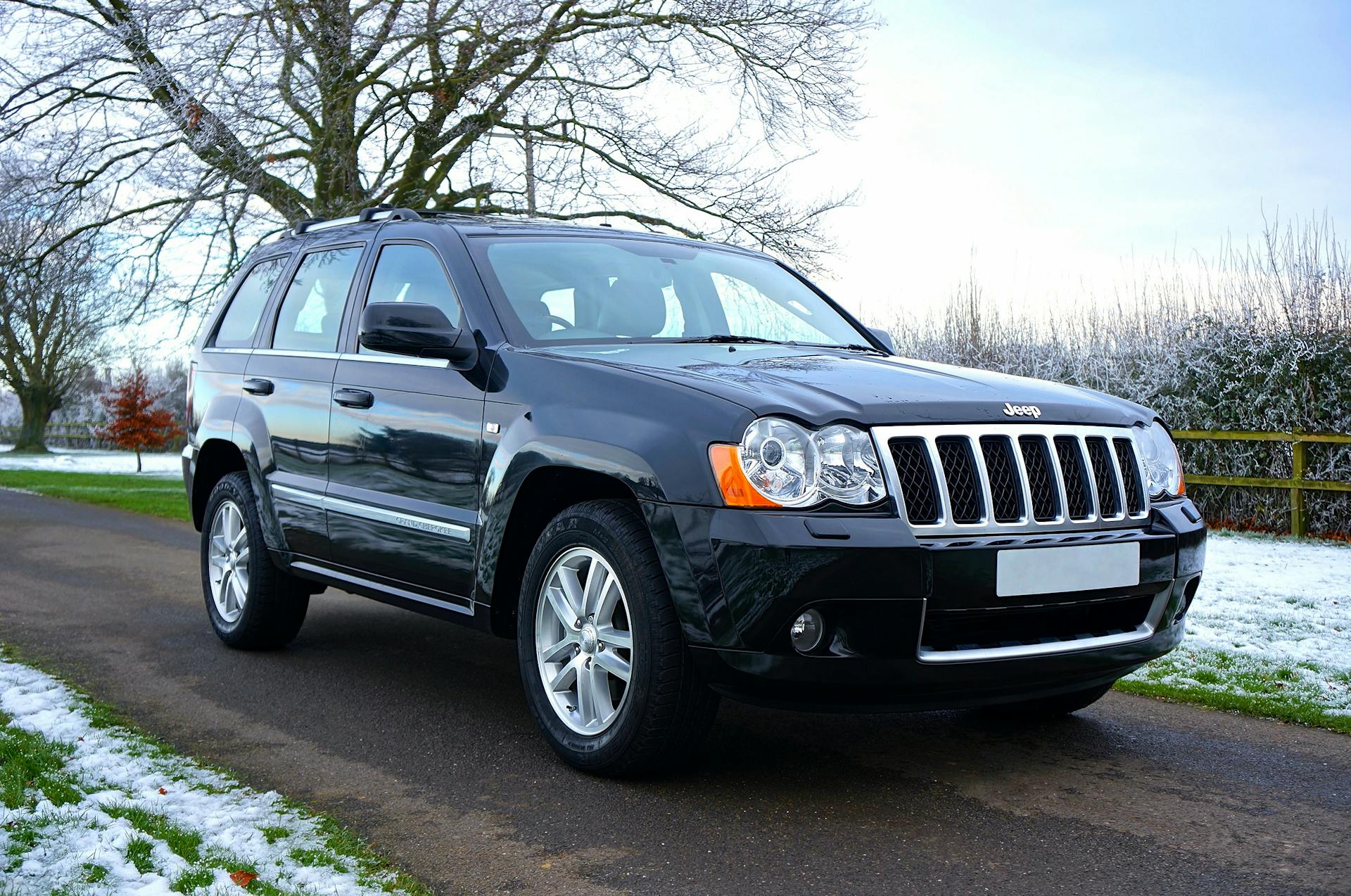 A new black SUV parked along the roadside | Source: Pexels