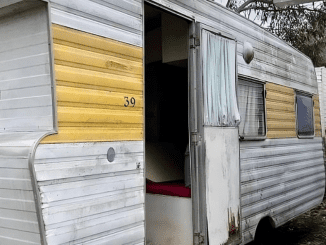 Good People Gave a Homeless Woman an Old Trailer: The Woman Turned It Into a Cozy House In The Middle Of The Forest!