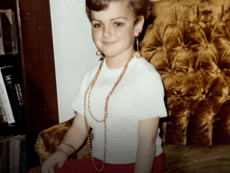 This Girl Who Grew Up ‘Dirt Poor’ & Whose Mom Was ‘Determined to Die’ Is a Country Music Hall of Famer