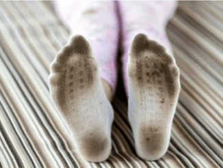 Simple and effective way to clean stained white socks without bleach or vinegar…